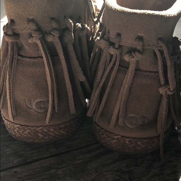UGG Shoes - Ugg Shenedoah Fringe Ankle Boot Sz 6